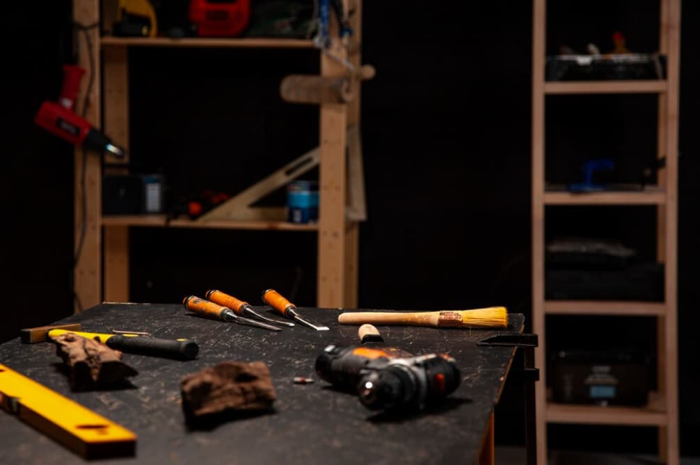 Ein Arbeitstisch mit verschiedenen Werkzeugen und Handschuhen