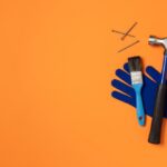 Werkzeuge auf orangem Hintergrund angeordnet
