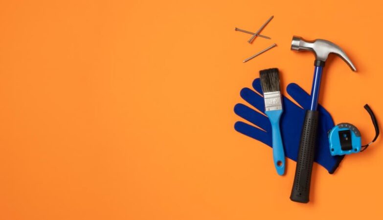 Werkzeuge auf orangem Hintergrund angeordnet