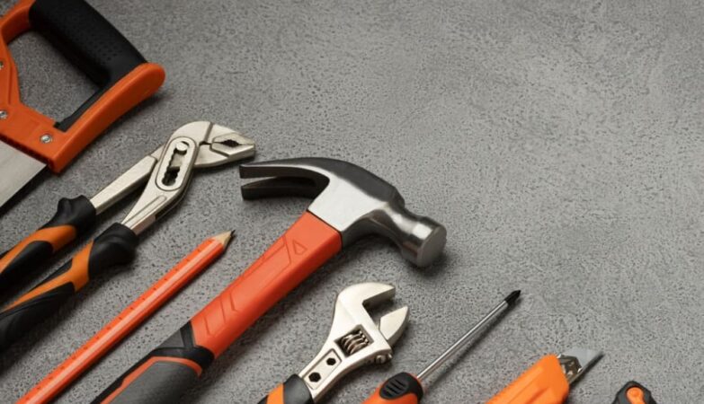 Verschiedene Handwerkzeuge auf grauem Hintergrund