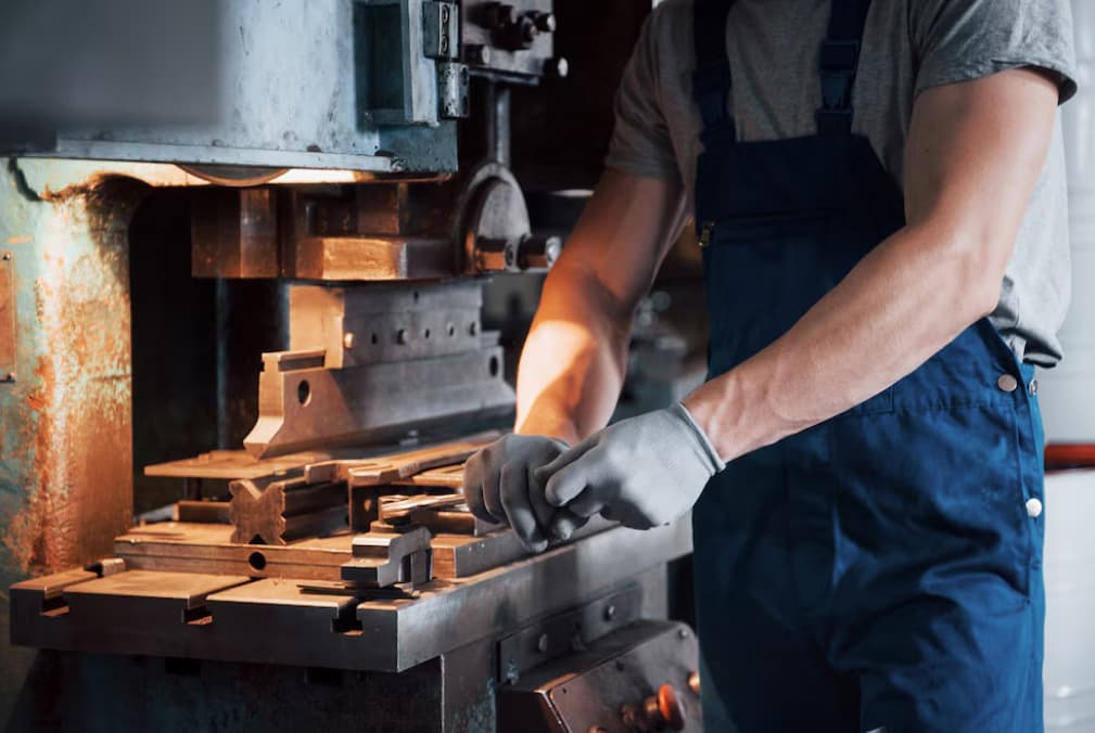 Arbeiter bedient eine schwere Metallbearbeitungsmaschine