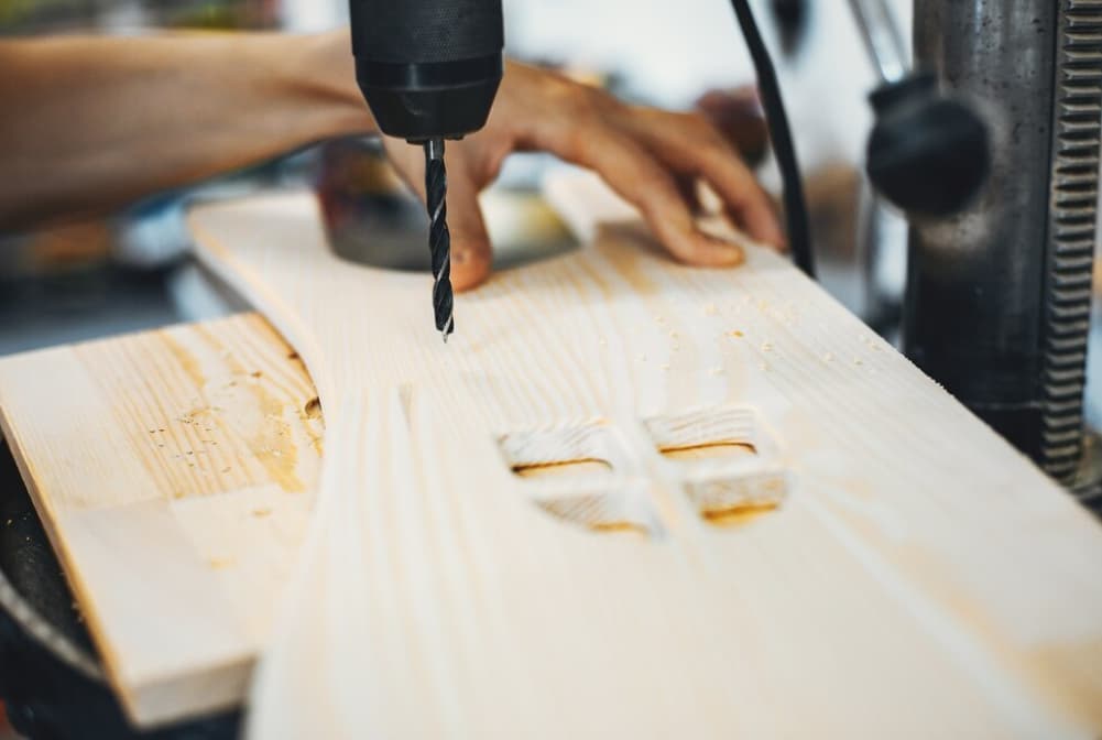 Bohrer in Aktion auf einem Stück Holz